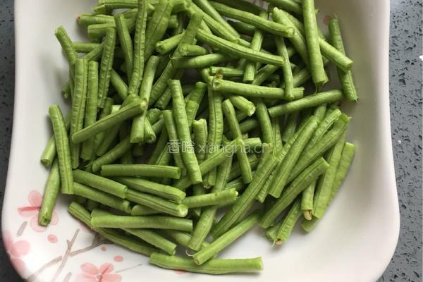 咸蛋黄炒长豆角的做法图解4