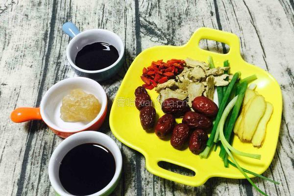红枣枸杞当归鸡脚的做法图解1