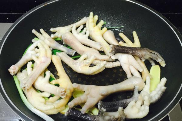 红枣枸杞当归鸡脚的做法图解6