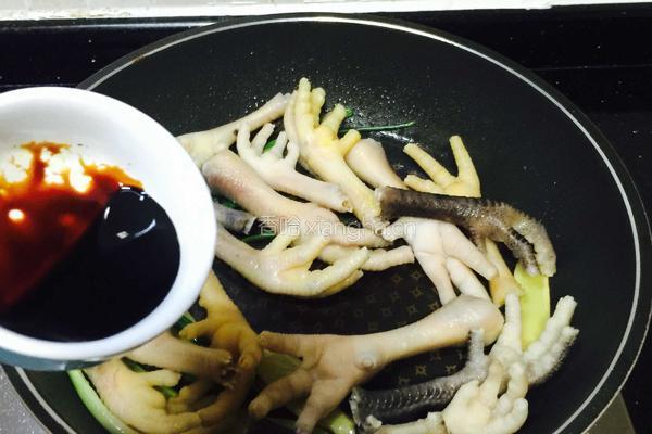 红枣枸杞当归鸡脚的做法图解7