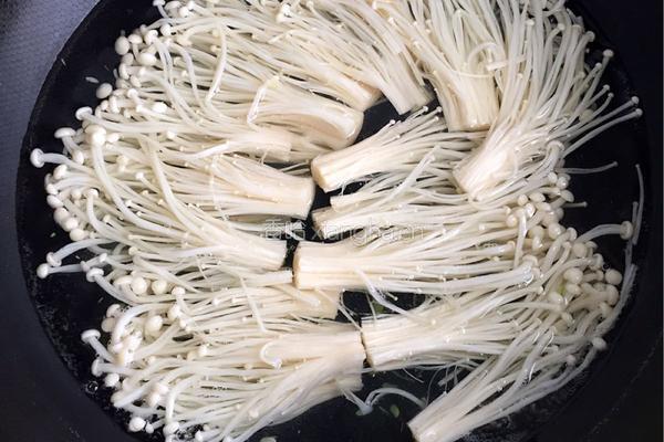 金针菇炒鸡蛋的做法图解1