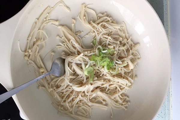 金针菇炒鸡蛋的做法图解5