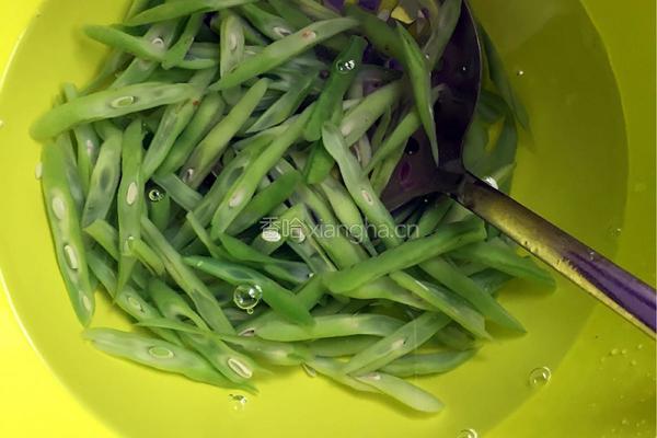 豆角炒肉的做法图解2