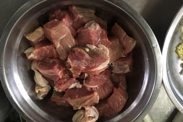 萝卜炖牛腩的做法图解1