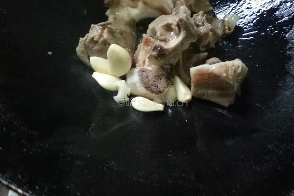 莲藕排骨汤的做法图解2