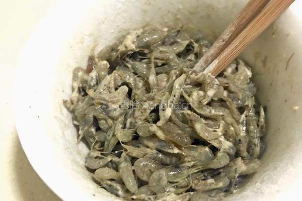 香酥小毛虾的做法图解1