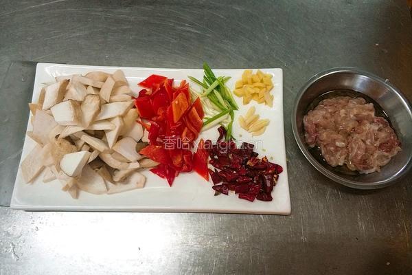 杏鲍菇炒肉的做法图解1