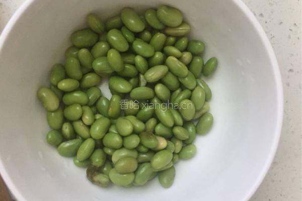 爱心早餐之虾仁炒饭的做法图解1