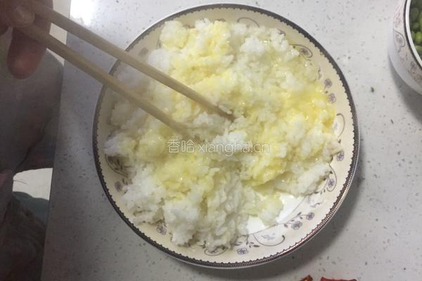 爱心早餐之虾仁炒饭的做法图解7