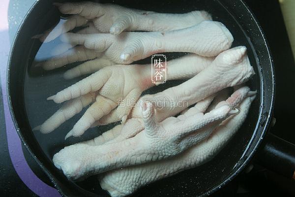 香菇栗子鸡爪汤的做法图解2