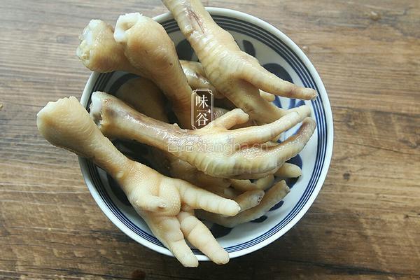 香菇栗子鸡爪汤的做法图解3