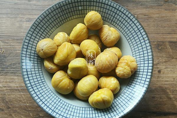 香菇栗子鸡爪汤的做法图解4