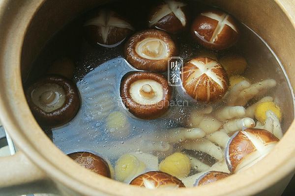 香菇栗子鸡爪汤的做法图解7