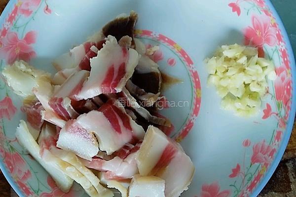 腊肉炒小白菜的做法图解2
