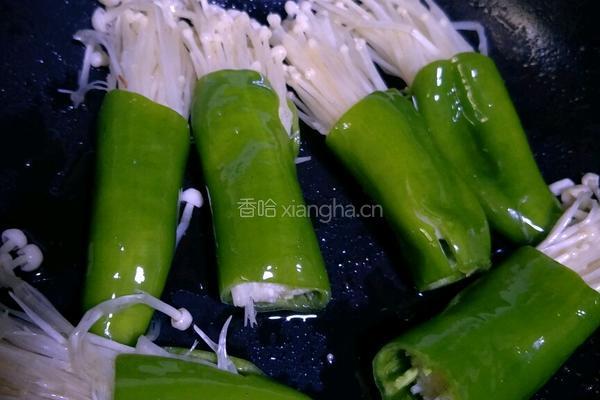 煎尖椒金针菇（烧烤味）的做法图解1