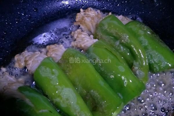 煎尖椒金针菇（烧烤味）的做法图解2