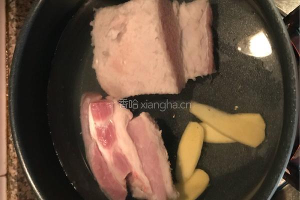 蒜苗炒肉的做法图解1