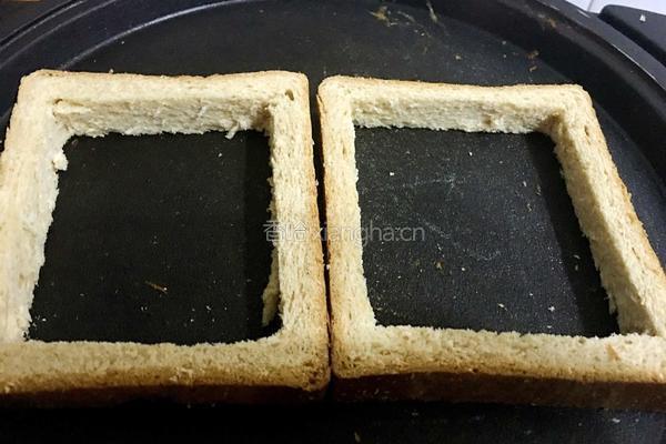 鸡蛋火腿烤面包片的做法图解2