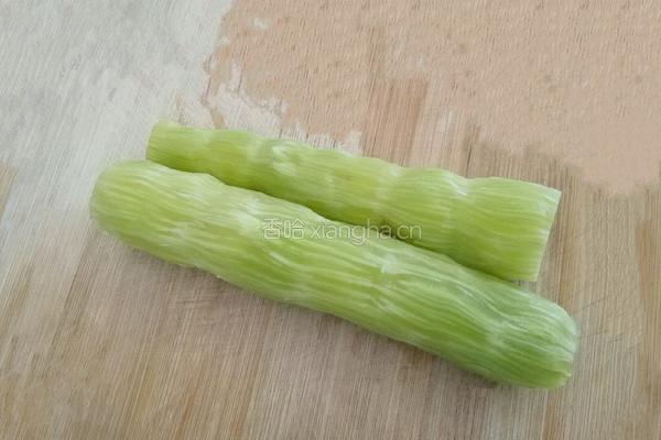 凉拌莴笋的做法图解1