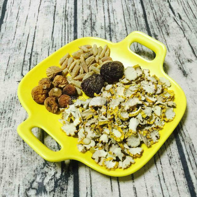 准备食材
缅甸野生鼓槌石斛，麦冬，无花果，蜜枣（份量见材料表，这些材料大约是8碗汤的量）