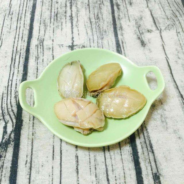 去壳新鲜鲍鱼，用盐腌渍一下，很容易去掉表面黑色的粘液。再用去肠用刷子刷干净。
洗干净再用姜葱料酒腌渍下除腥味。