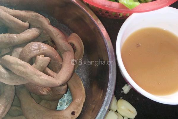 青椒炒卤水苦肠的做法图解1