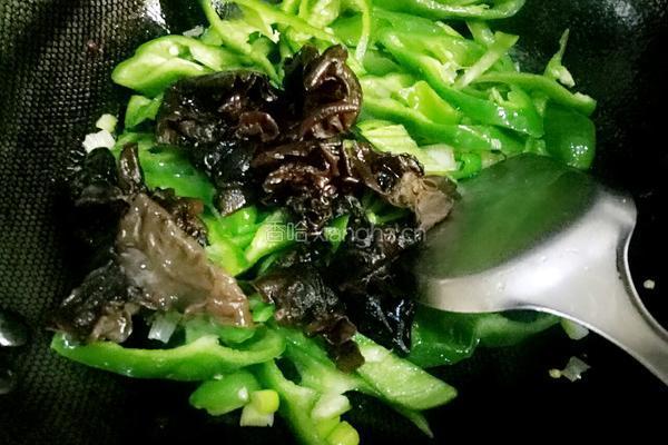 青椒黑木耳炒鸡蛋的做法图解6