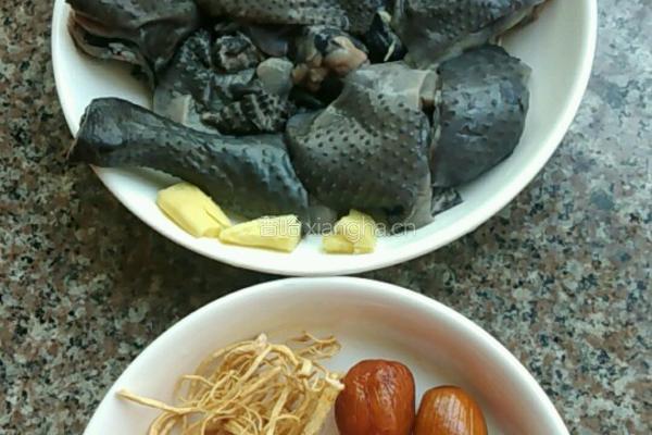 花旗参炖乌鸡的做法图解1