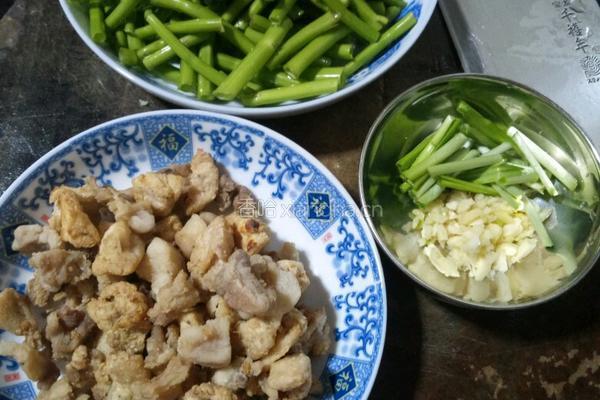 油渣炒空心菜根的做法图解3