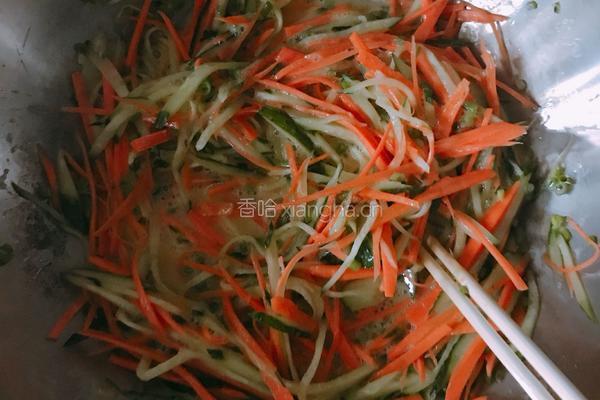 胡萝卜黄瓜饼的做法图解2