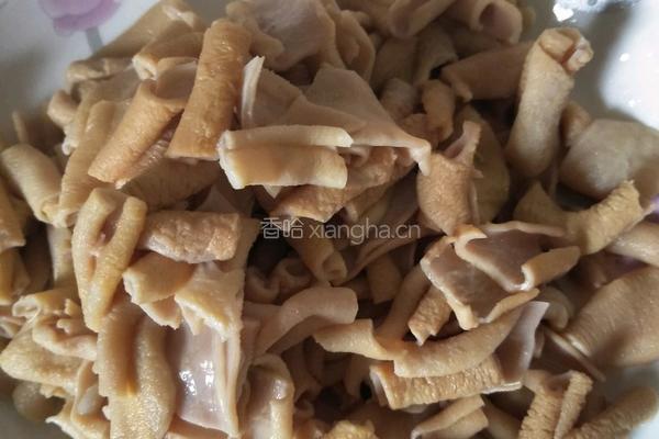 双椒炒鸭肠的做法图解2
