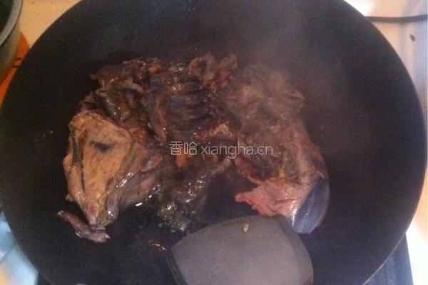 香菇黄豆炖鸡骨的做法图解3