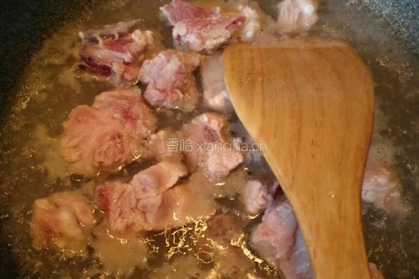 栗子烧排骨的做法图解1