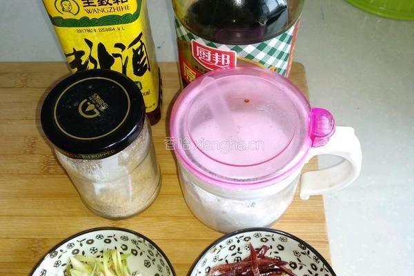 黄豆芽炒肉皮的做法图解1