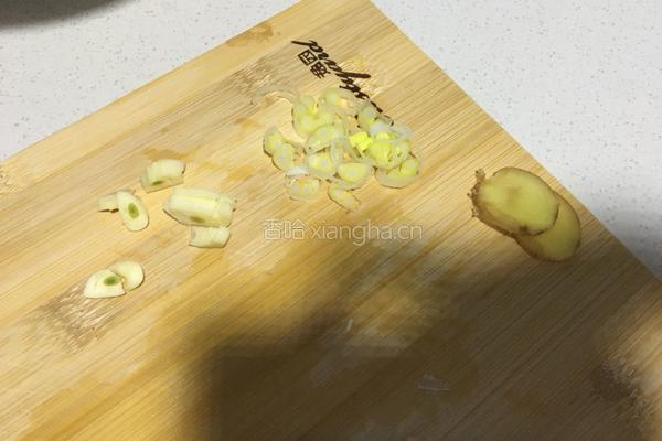 猪肉炖土豆胡萝卜山药的做法图解3