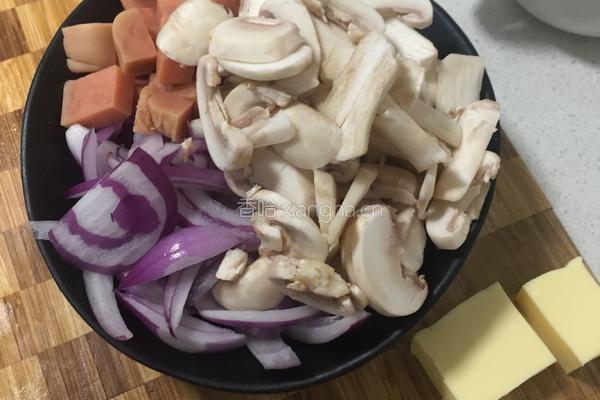 奶油蘑菇意面的做法图解3