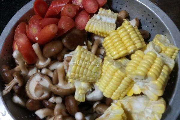 香菇玉米鸡肉汤的做法图解2