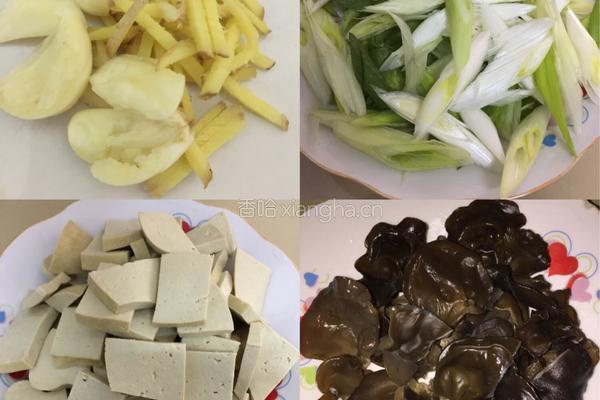 木耳大葱煎豆腐的做法图解1