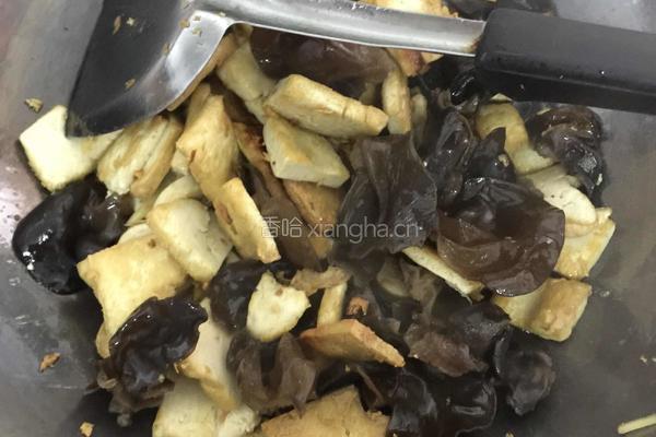 木耳大葱煎豆腐的做法图解4