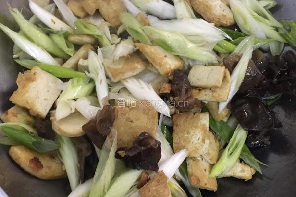 木耳大葱煎豆腐的做法图解5