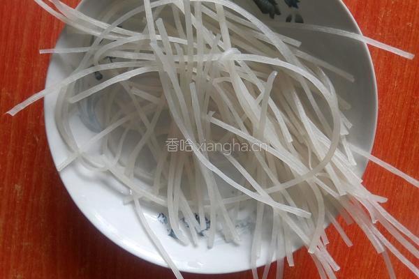 鸡肉炖粉条的做法图解1