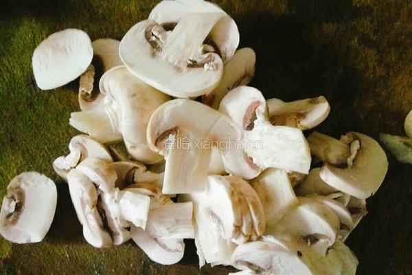 白萝卜白蘑菇排骨汤的做法图解3