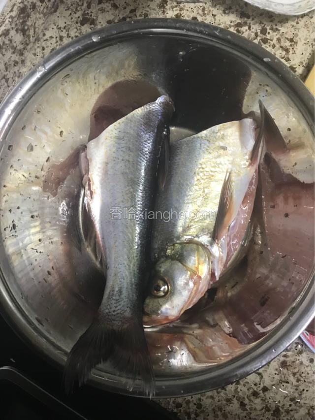 腌制时间10分钟吧，料酒，盐涂抹到鱼身上。由于翘嘴太长长，盘子装不下我给它分体了，对不住了哥们。