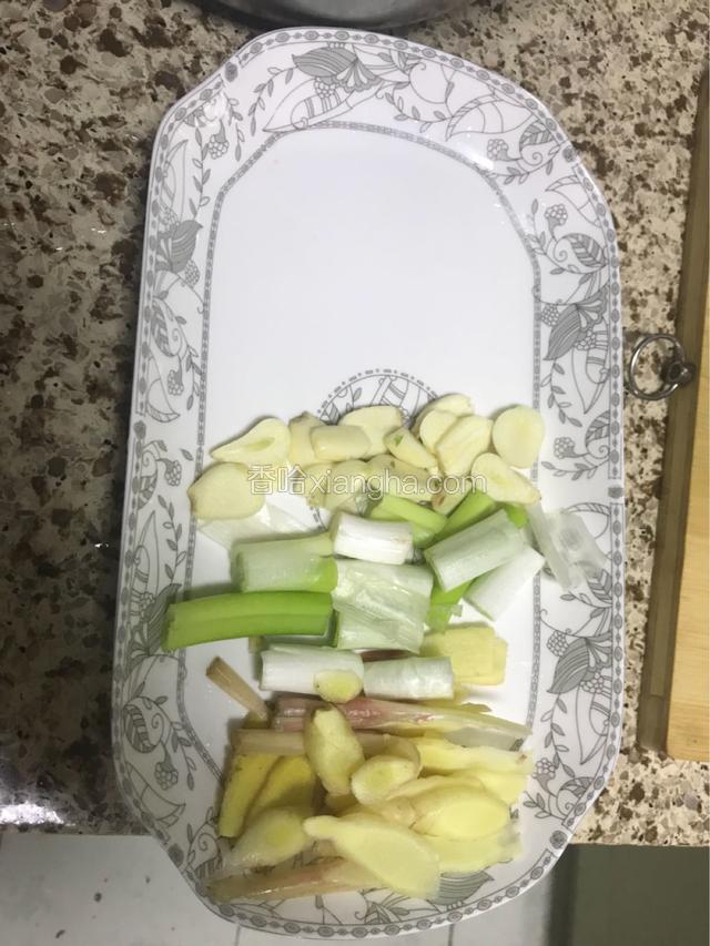葱姜蒜切好备用。