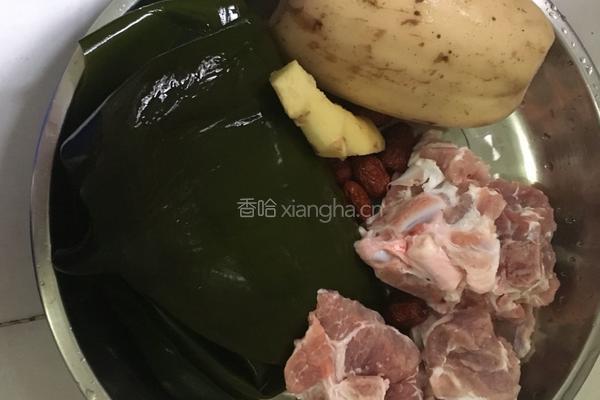 大骨莲藕海带汤的做法图解1