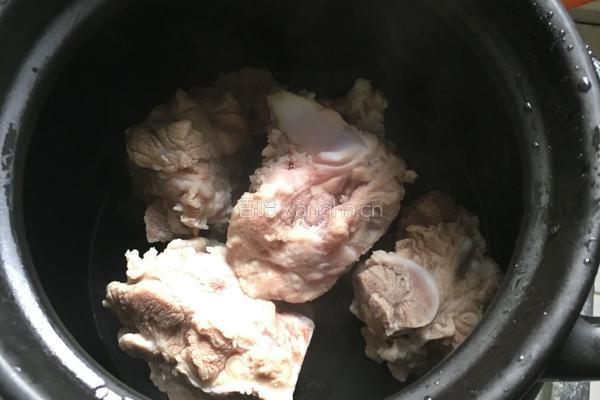 大骨莲藕海带汤的做法图解4