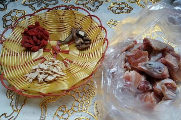 花旗参鸽子汤的做法图解1