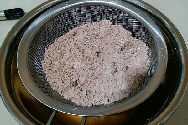 喷花可可戚风蛋糕的做法图解5