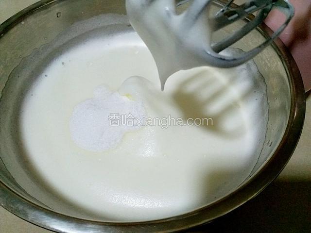 如图打成有纹路粘稠状，再加20克白糖。
