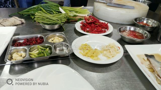 将豇豆尖椒洗净，尖椒从头到尾切成两半，豇豆切成12厘米长